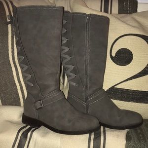 Big girls grey knee boots size 4.
